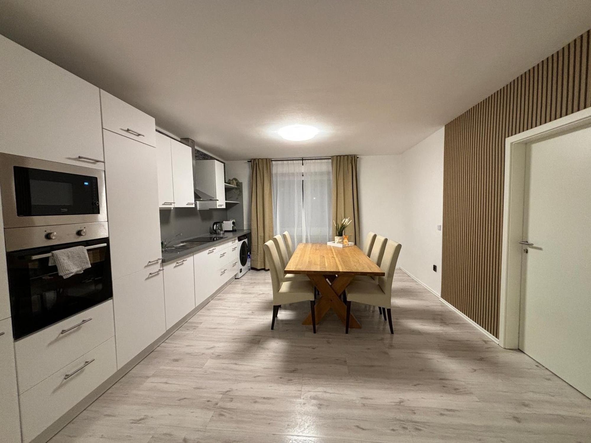 140qm - 4 Zimmer- Parkplatz - Autobahn - Blauer - Mallibase Apartment Garbsen